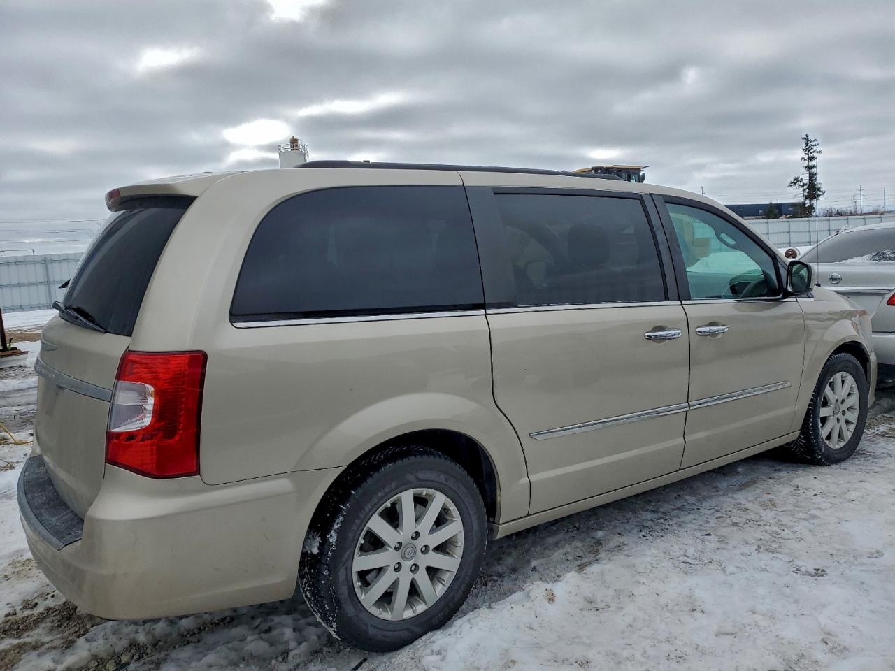 Chrysler Minivan Touring Image 2