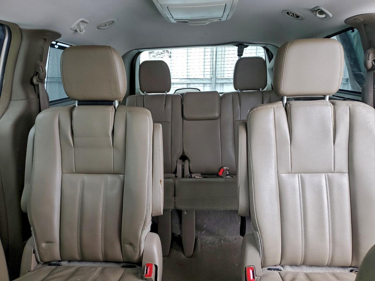 Chrysler Minivan Touring Image 9