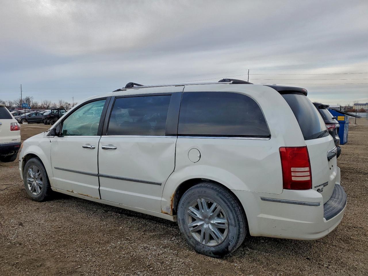 Chrysler Minivan Limited Image 4