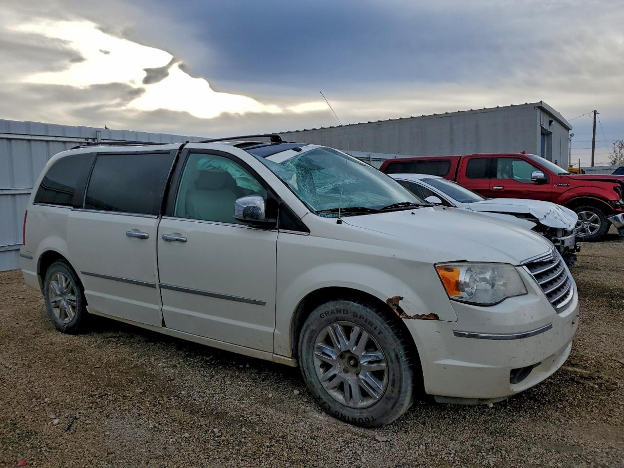 Chrysler Minivan Limited Image 6