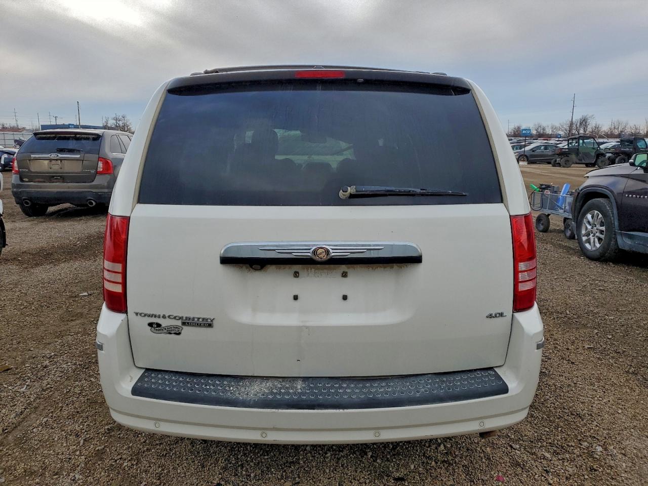 Chrysler Minivan Limited Image 10