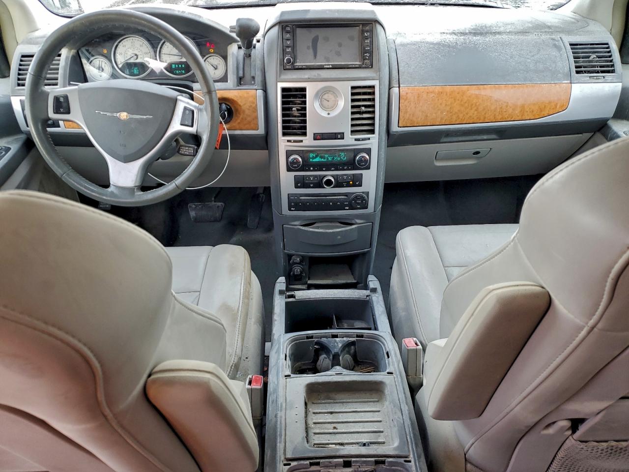 Chrysler Minivan Limited Image 8