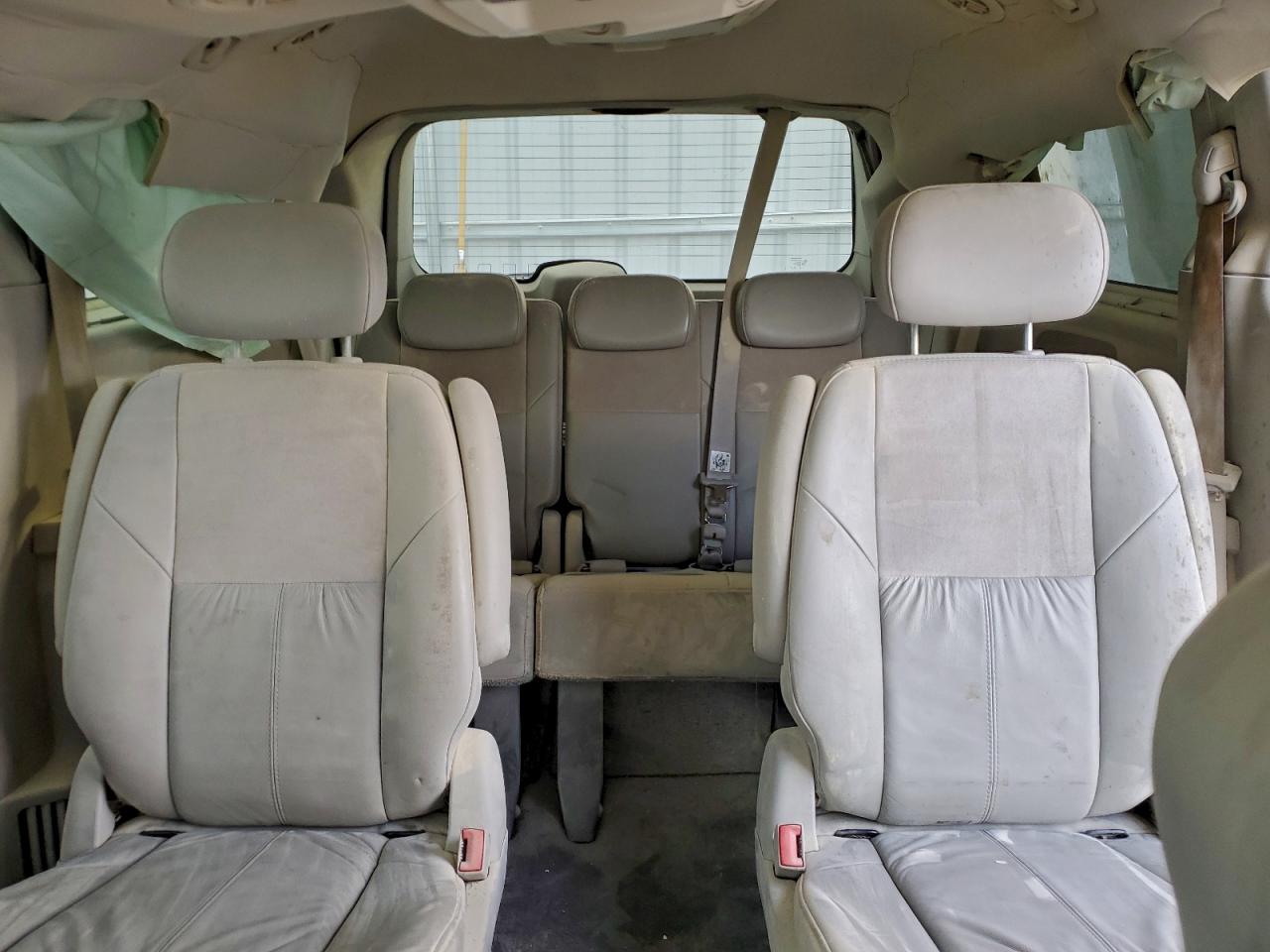 Chrysler Minivan Limited Image 13