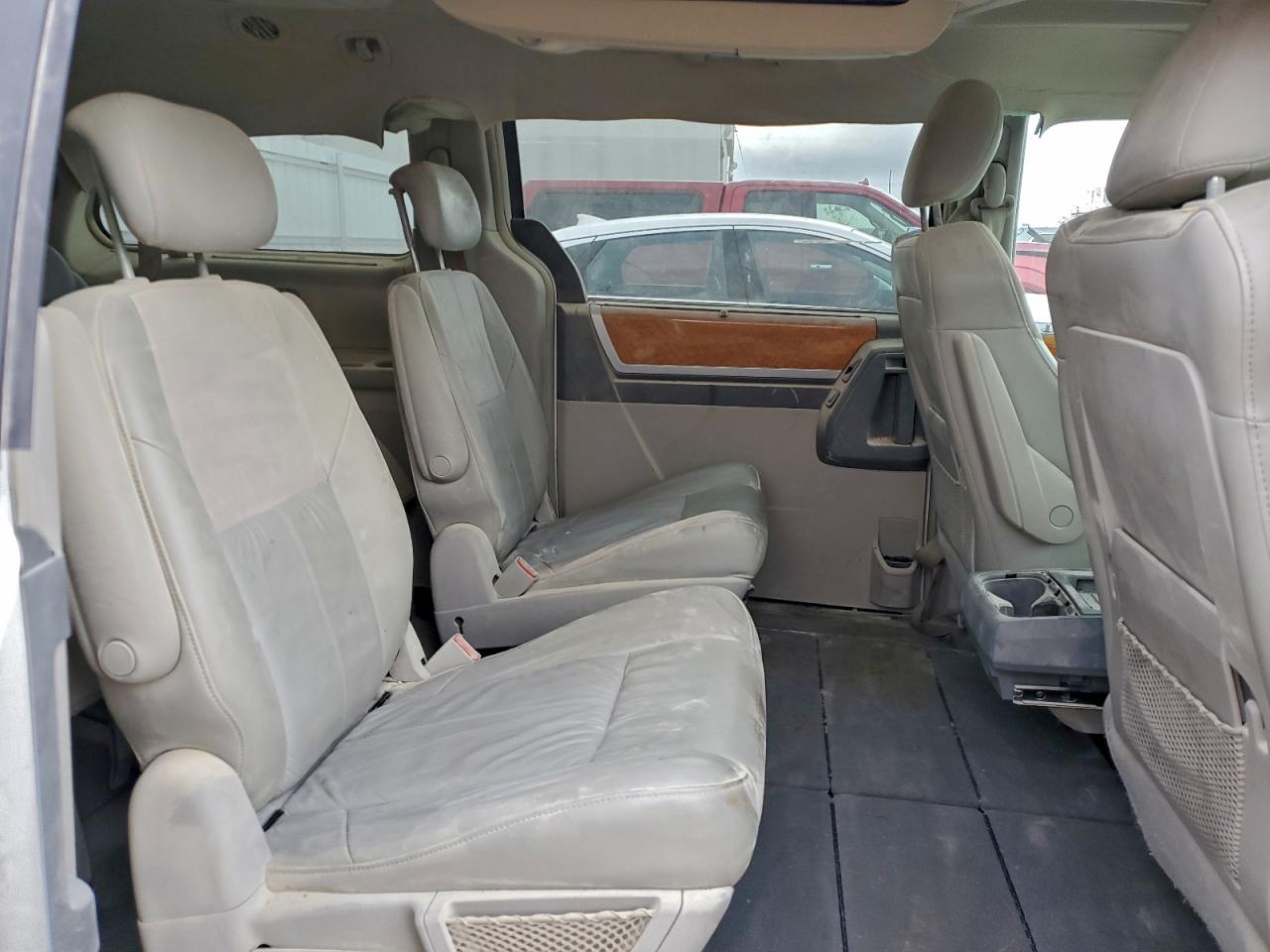 Chrysler Minivan Limited Image 2